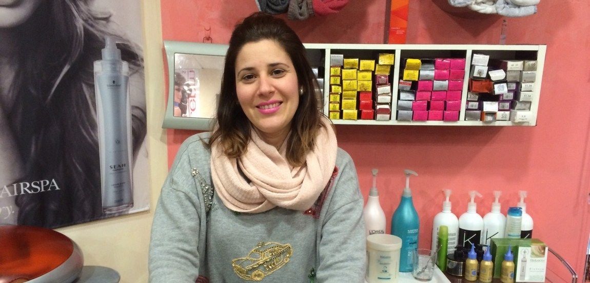 Esmeralda Sánchez, cumpliendo su sueño cada día en su peluquería de San Enrique