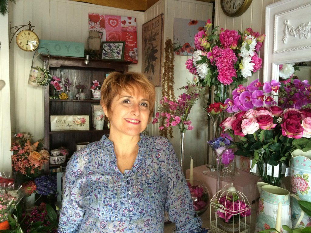 Ana Lagares, 21 años rodeada de flores