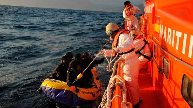 Rescatados diez subsaharianos en una patera cerca de Tarifa