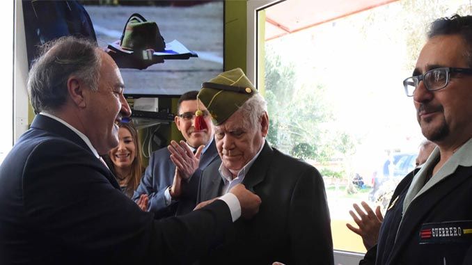 El legionario más veterano de la ciudad recibe un homenaje a cargo de la Hermandad de Antiguos Caballeros Legionarios