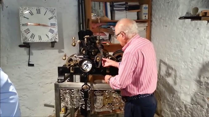 Dos maestros relojeros de Algeciras reparan el reloj de la iglesia de Los Barrios