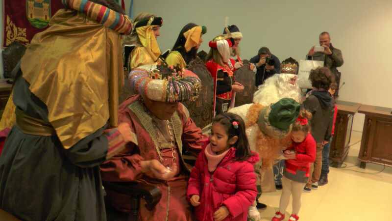 Ilusión, magia y felicidad de los más pequeños en la recepción de SSMM Los Reyes Magos