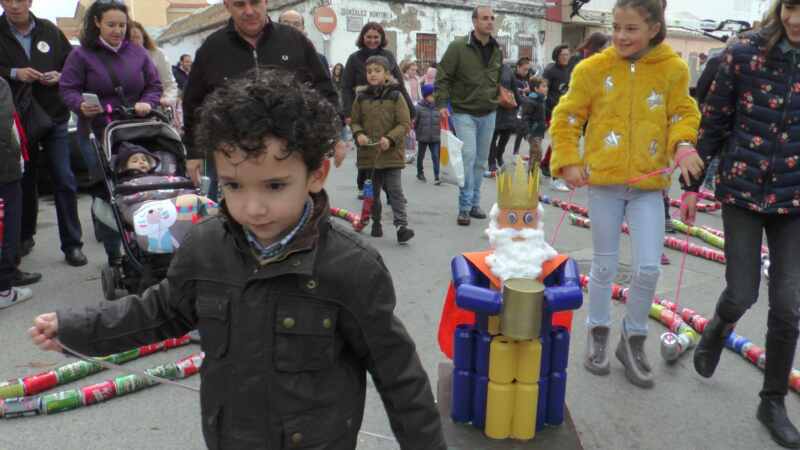 La AAVV Santiago Conchal Castillo vuelve a hacer disfrutar de su arrastre de latas a pequeños y mayores