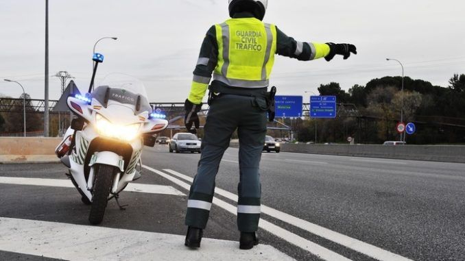 Detenida una persona que embistió con su vehículo la puerta del Casino de San Roque