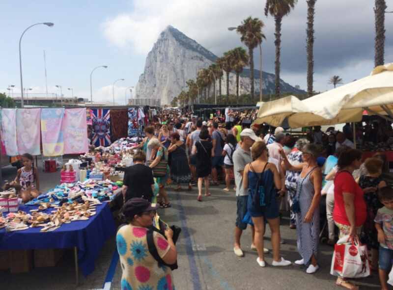 Instalado el tradicional “mercadillo de Reyes” en la Ciudad Deportiva, en el entorno de la pista de hielo