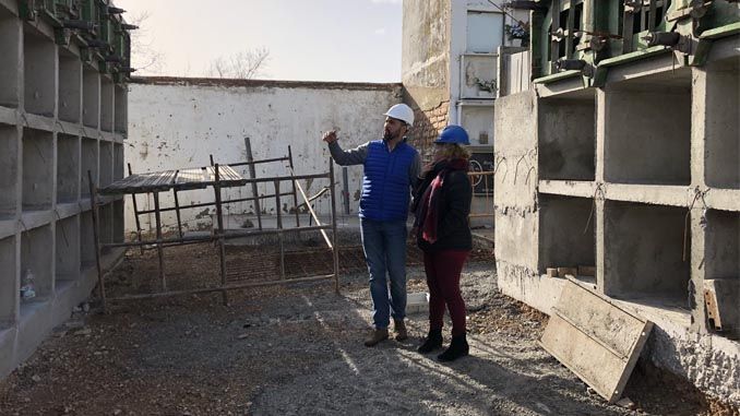 Alconchel y Roldán supervisan las obras de ampliación del cementerio municipal