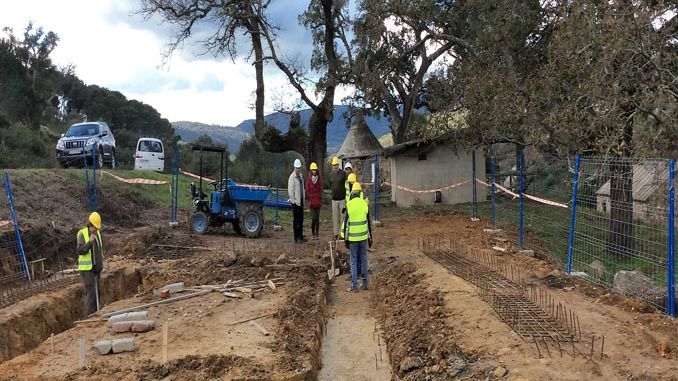 Calvente visita el inicio de la construcción del nuevo albergue morisco en El Palancar