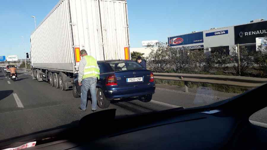 ÚLTIMA HORA. Un turismo colisiona con un camión y provoca retenciones en la autovía a la altura de Palmones