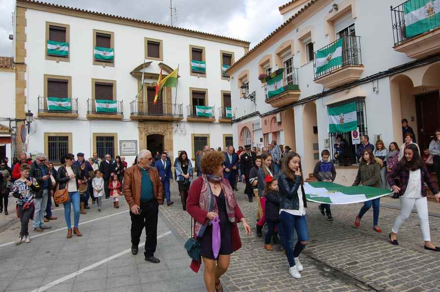 Ayuntamiento Los Barrios reparte banderas de Andalucía para que vecinos las muestren en balcones y ventanas por el 28F