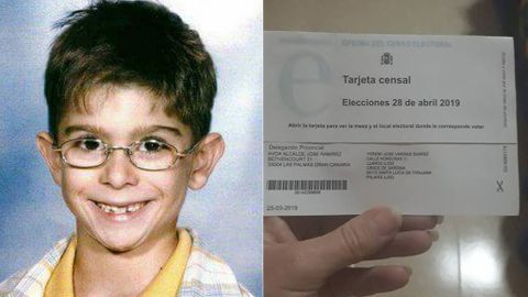 La familia de Yéremi Vargas recibe la tarjeta censal del pequeño para que vote en las elecciones