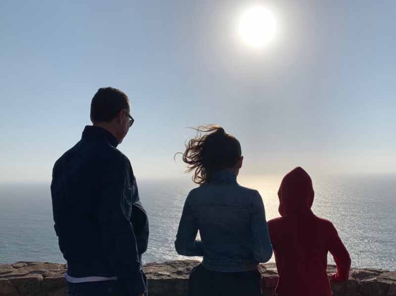 Los menores de 18 que viajen al extranjero sin sus padres deberán llevar ahora un permiso firmado