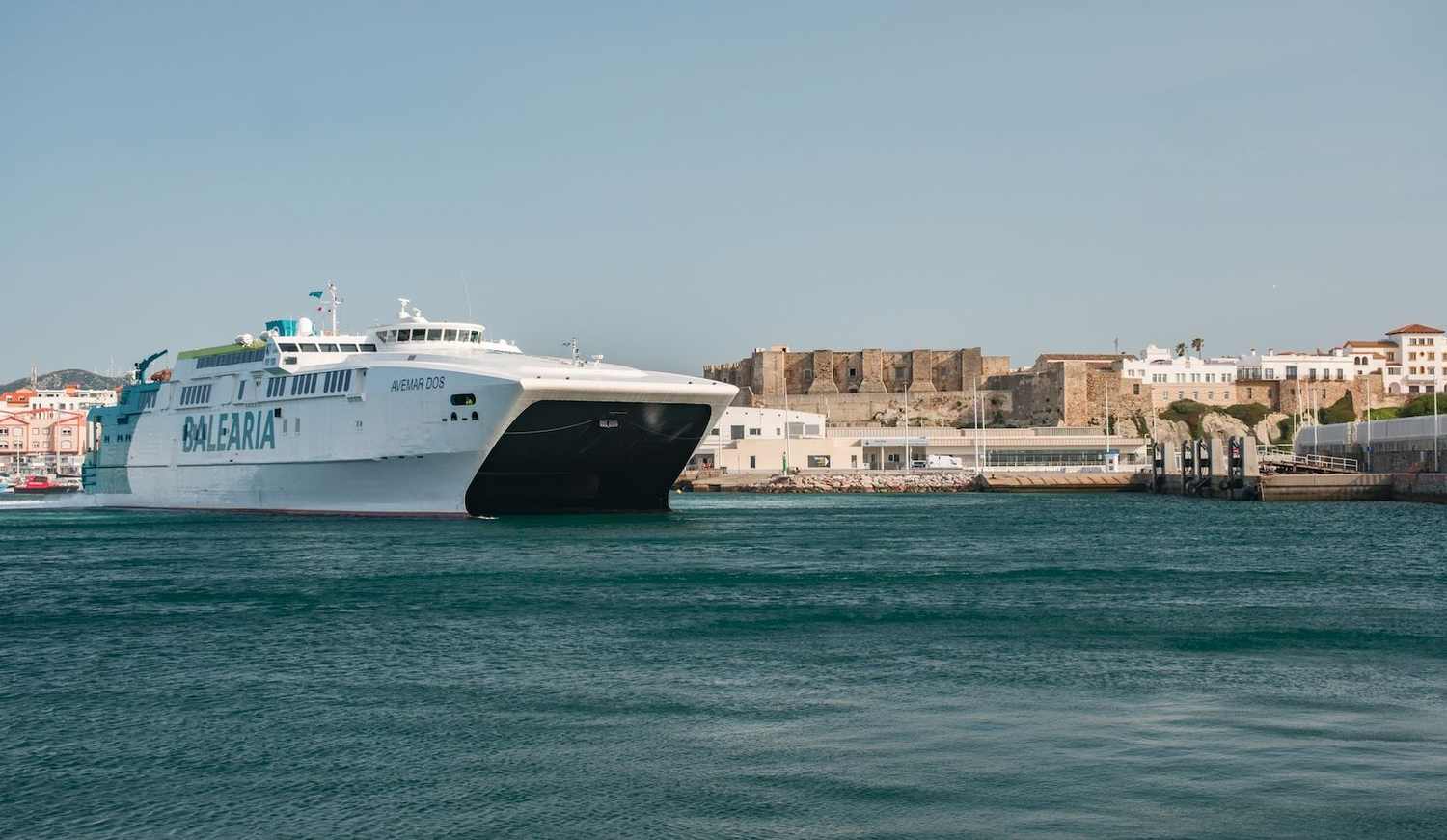 Baleària realiza con éxito las pruebas de atraque del ‘Avemar Dos’ en el puerto de Tarifa