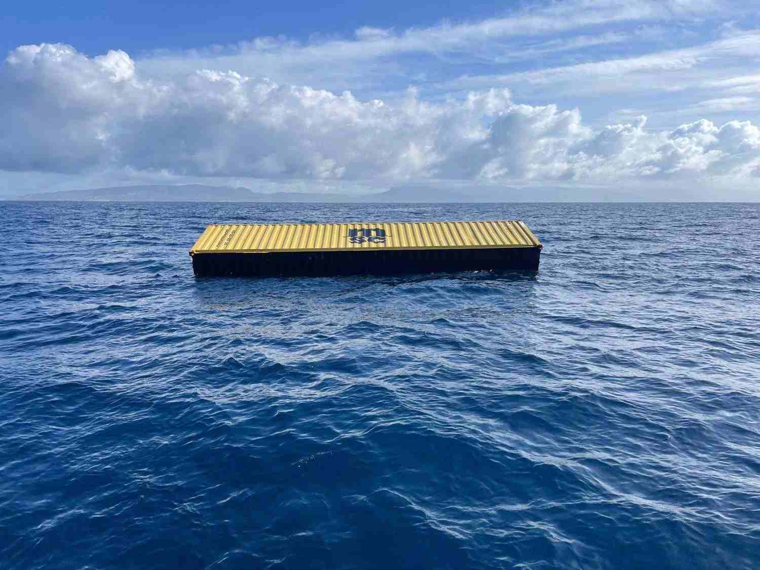 Salvamento Marítimo mantiene los radioavisos tras recuperarse 24 neveras y tres contenedores del Estrecho