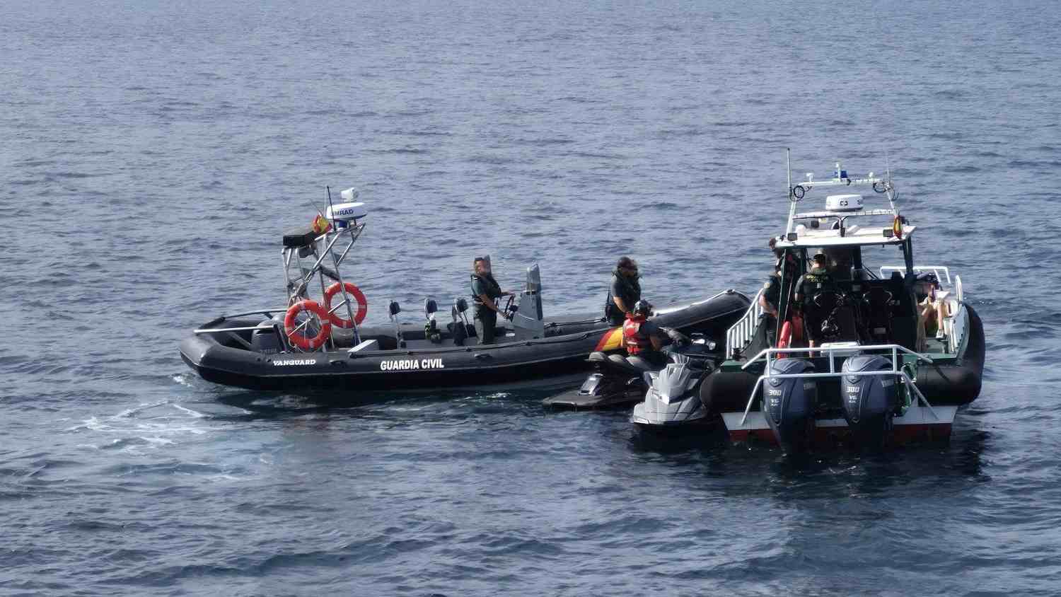La Guardia Civil detiene a cuatro personas que transportaban más de 120 kilos de hachís en dos motos de agua