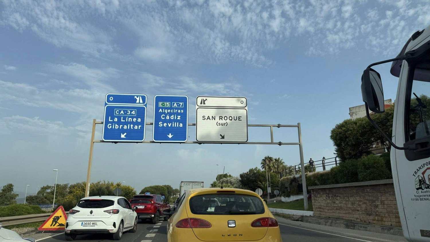 Trabajadores del metal realizan cortes en la carretera y accesos a la refinería