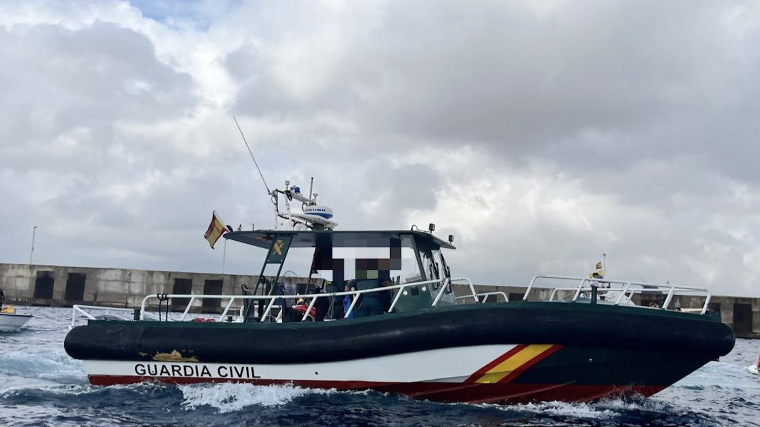 El tripulante de una narcolancha muere tras una colisión con una embarcación de la Guardia Civil en Algeciras