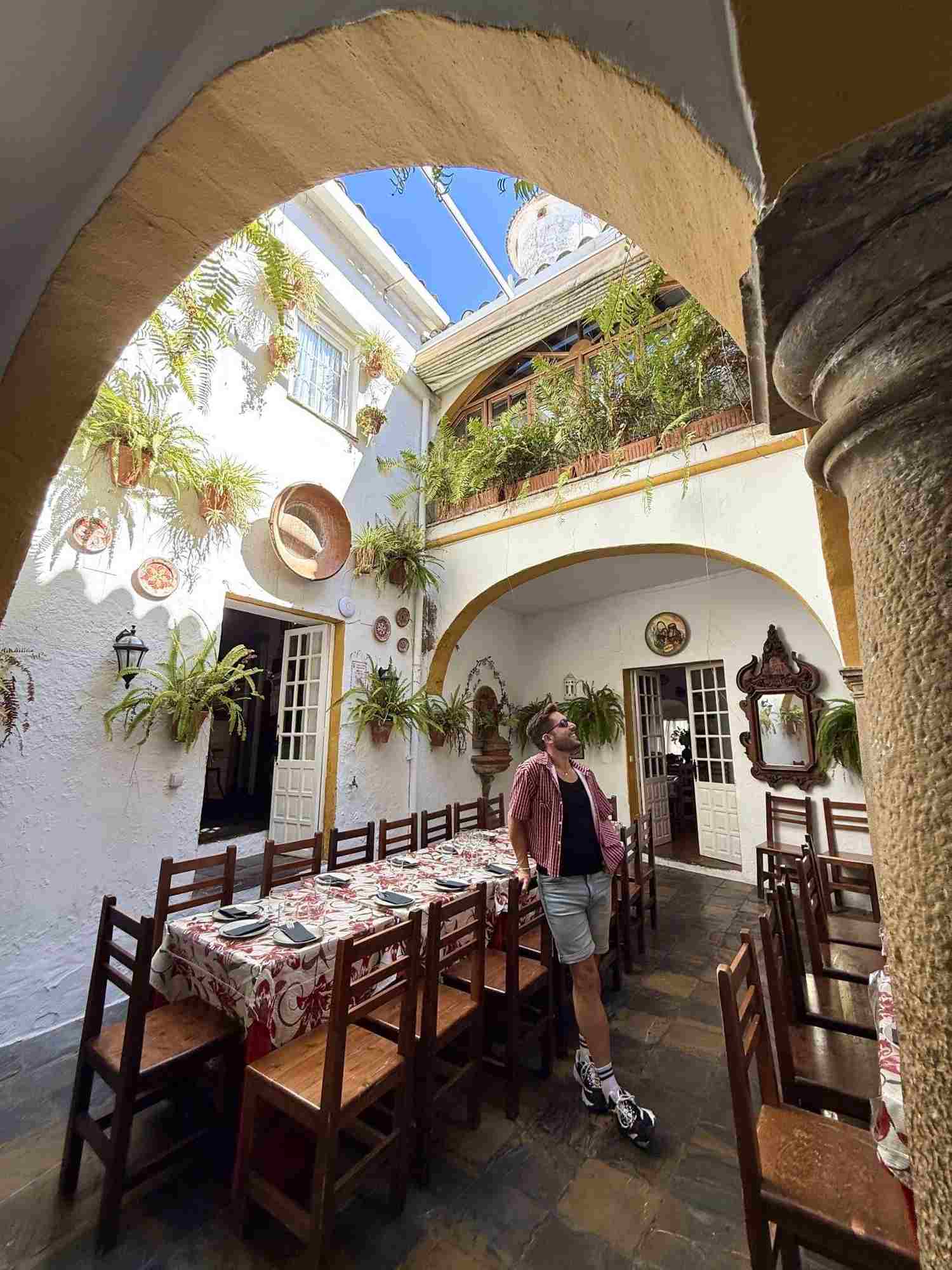 Un influencer de viaje y una periodista francesa recorren los encantos de San Roque