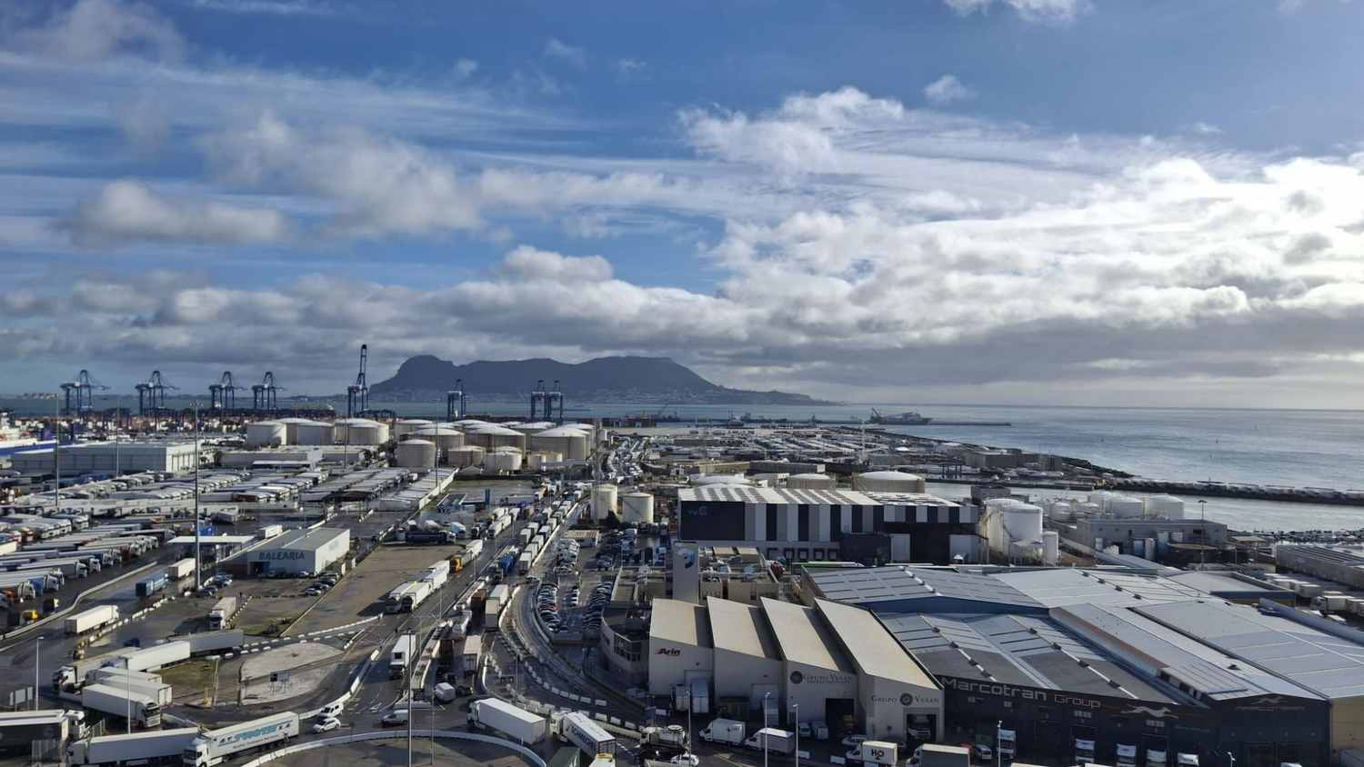 El Puerto de Algeciras cierra el acceso a camiones al completar las zonas de parking y espera