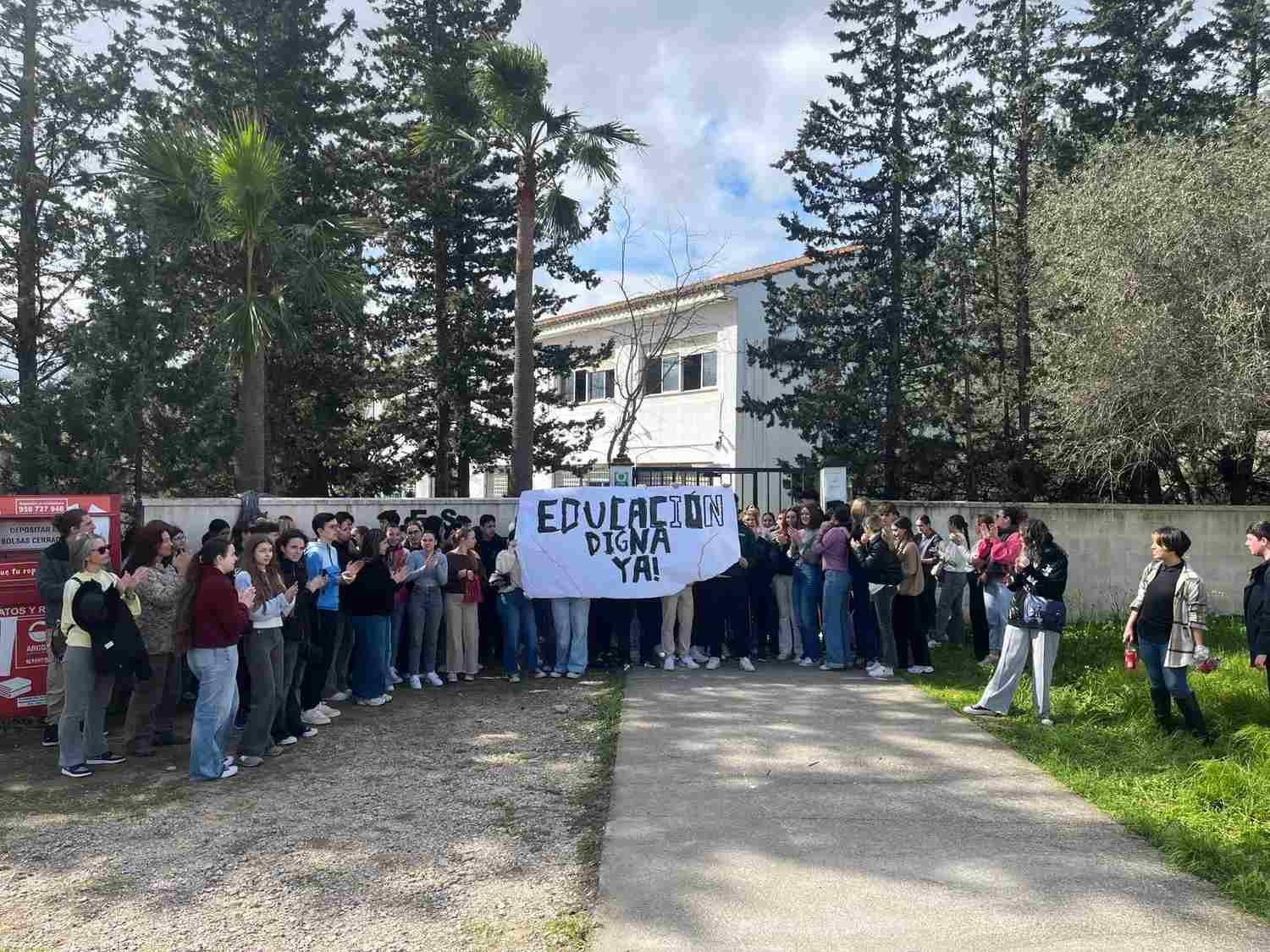 Alumnos del instituto Hozgarganta de Jimena piden el arreglo del centro: «Queremos estudiar con dignidad»