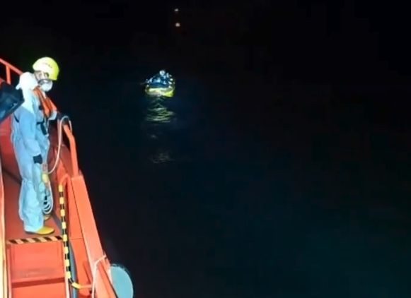 Salvamento rescata a catorce migrantes que intentaban llegar a la costa de Tarifa en tres neumáticas