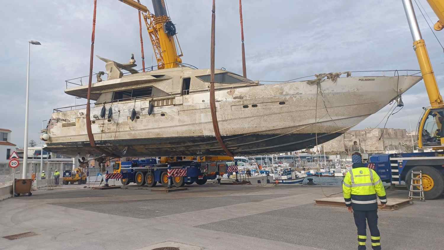 La Autoridad Portuaria reflota y pone en seco el yate hundido en el Puerto de Tarifa