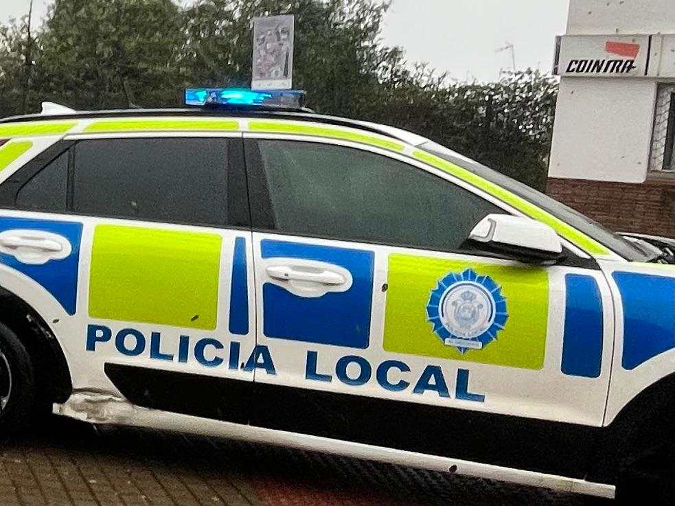 La Policía Local denuncia a un conductor tras chocar contra un camión de Emalgesa y triplicar la tasa de alcohol