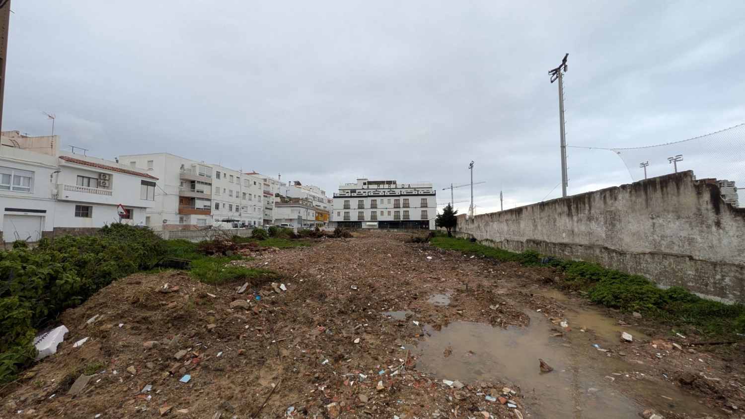 ‘Tarifa no se vende’ critica la demolición de la antigua Escuela del Congo por el proyecto de VPO en Extramuros