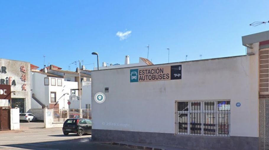 La estación de autobuses de Tarifa, sin taquilla ni pago con tarjeta