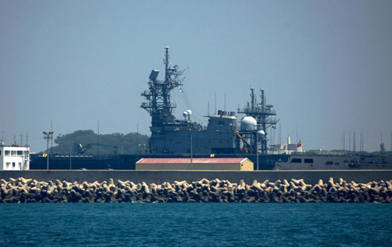 El alcalde de Rota: «Hay movimiento diario de aviones y barcos pero no sabemos a dónde, nunca nos informan»