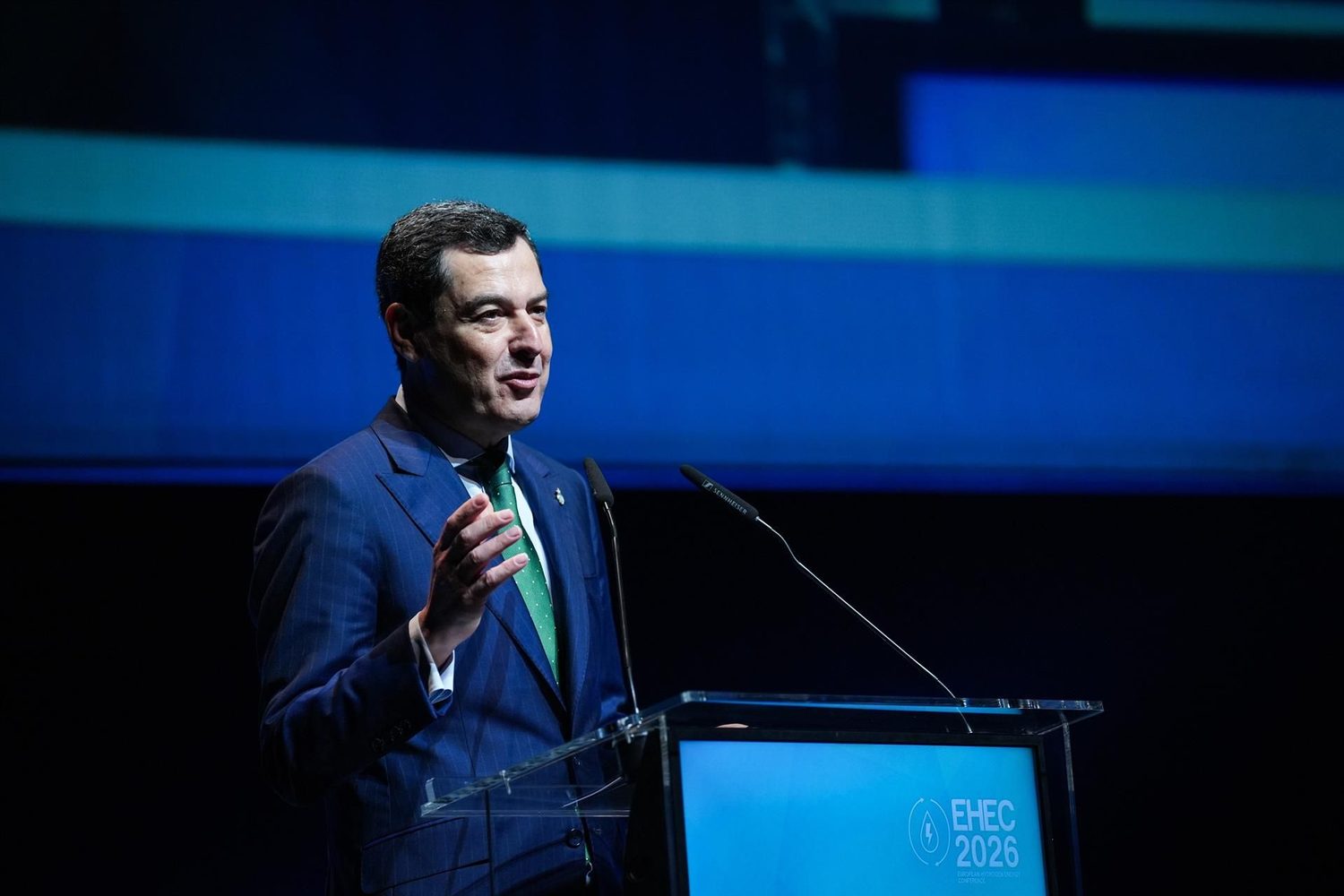Moreno pide evitar «excesiva dependencia del petróleo» en la UE y ofrece Andalucía como potencia en energía verde