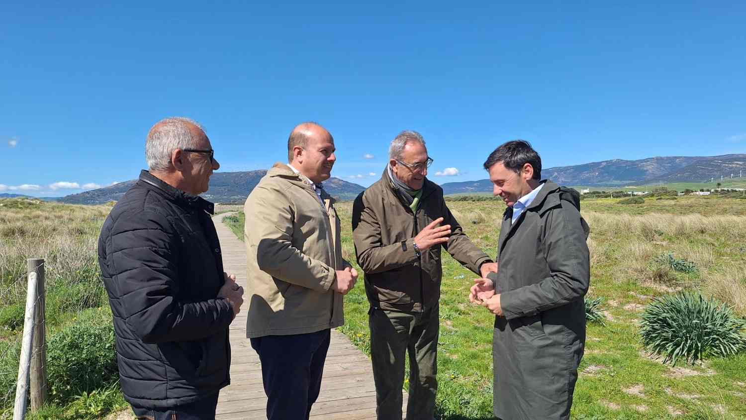 Empiezan los trabajos de reparación de la pasarela de Los Lances, dañada durante los pasados temporales