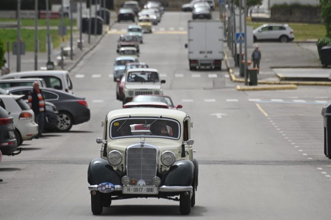 Castellar presume de motor clásico en una multitudinaria quedada con más de un centenar de vehículos