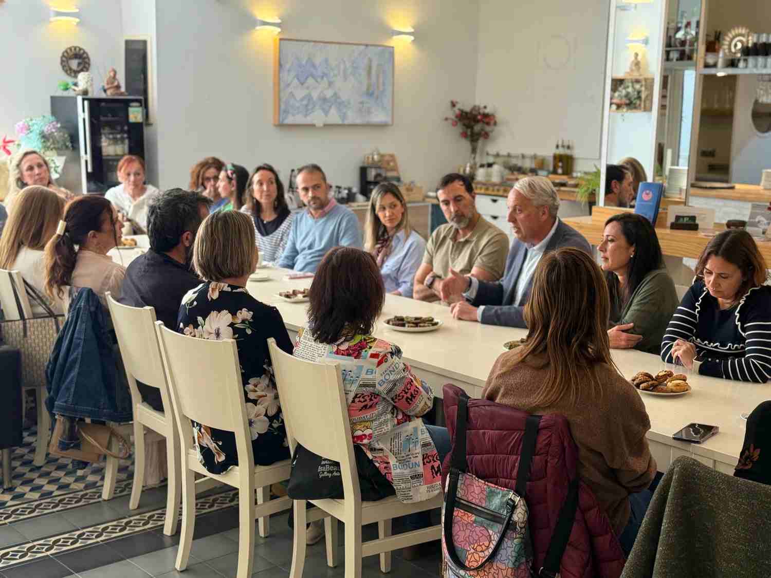 El PSOE denuncia en Tarifa el «estado de emergencia» de la educación pública y llama a «defender lo público»