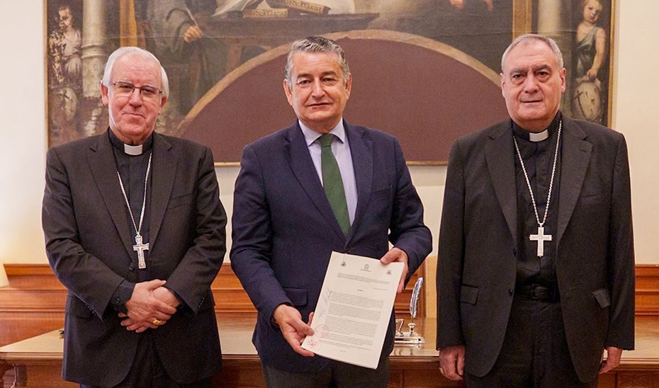 El SAS y los arzobispos de Andalucía firman un acuerdo para garantizar la asistencia religiosa católica en los hospitales