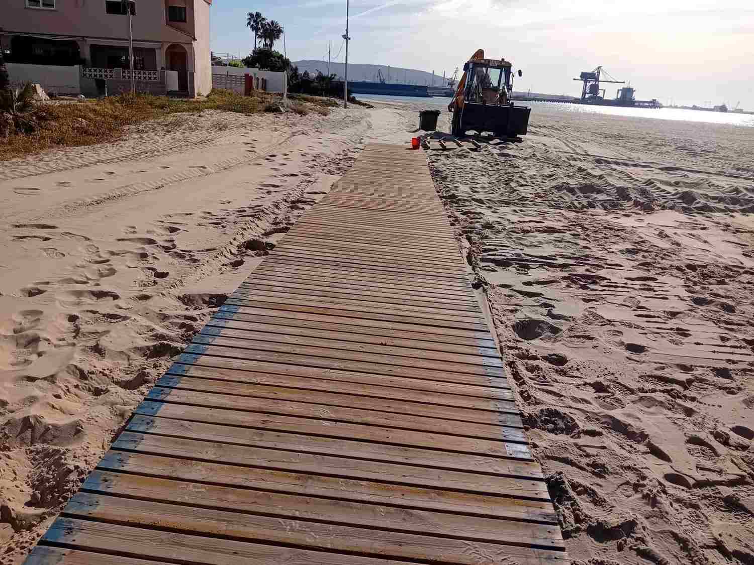 Palmones estrena nuevas pasarelas de madera para mejorar el acceso a la playa este verano