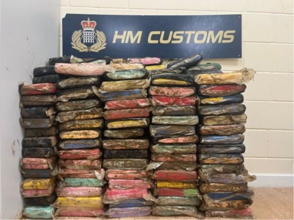 Incautan en Gibraltar casi media tonelada de cocaína oculta en dos buques