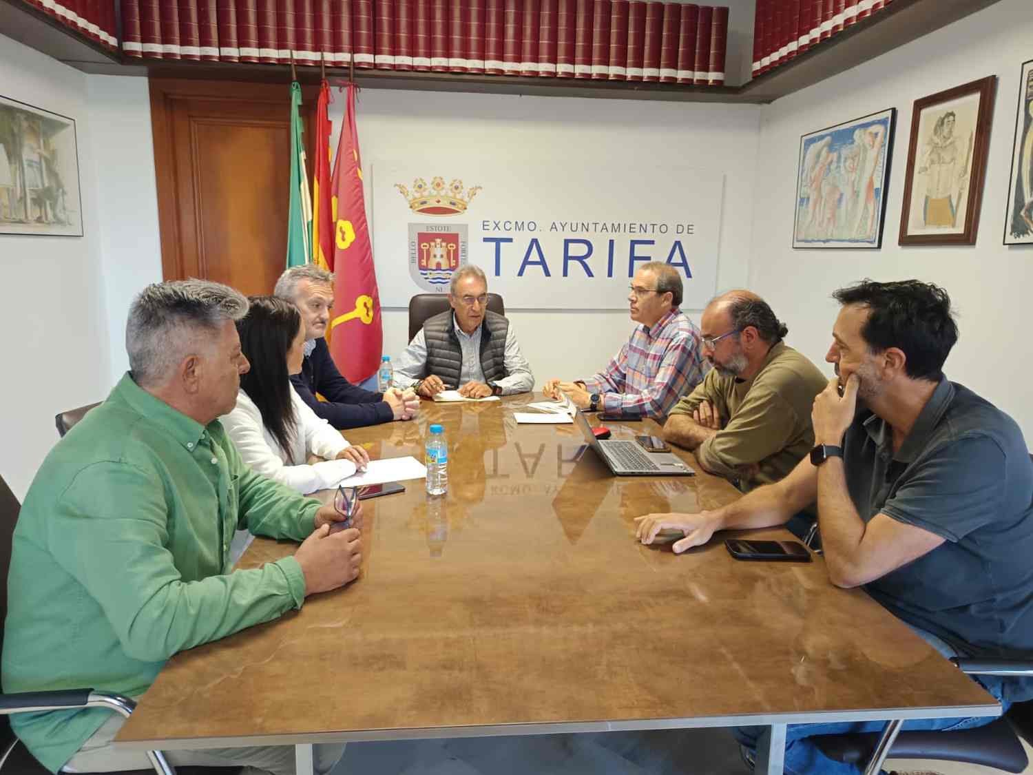 Tarifa estudia adoptar medidas de seguridad en los edificios municipales tras el ataque a un funcionario
