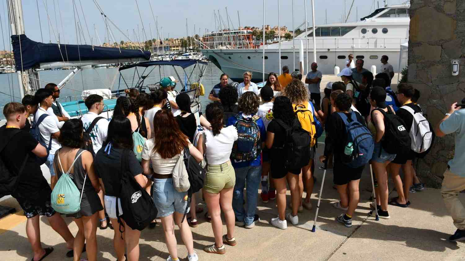 Puerto Sotogrande regala una jornada de mar a 27 jóvenes pacientes oncológicos