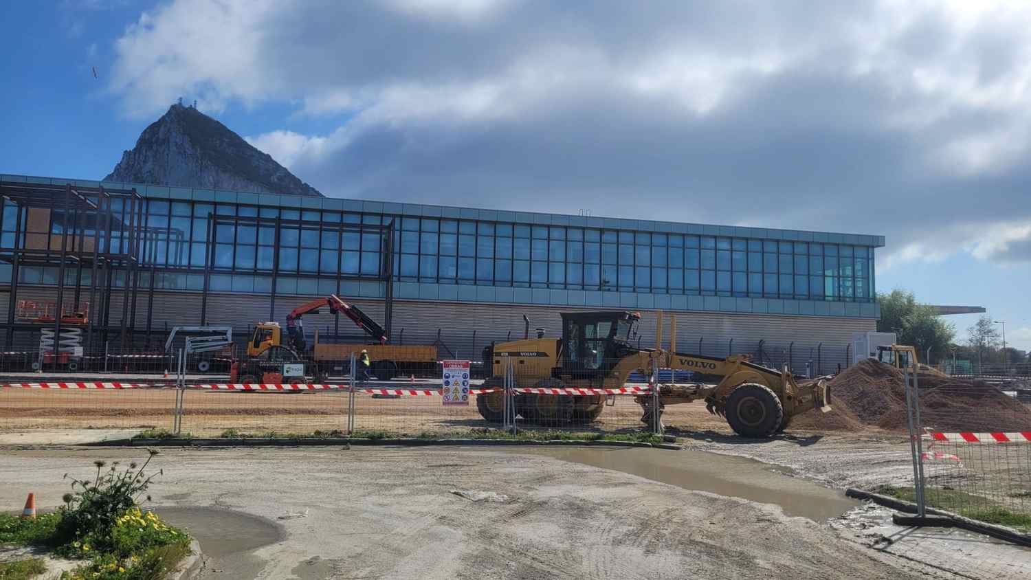 La frontera con Gibraltar comienza con los desvíos nocturnos por el desmontaje de la Verja