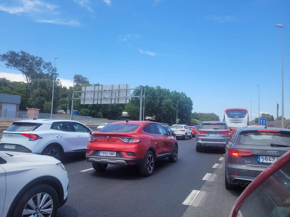 Empresarios califican de «insostenible» los colapsos de tráfico en las principales autovías de la provincia
