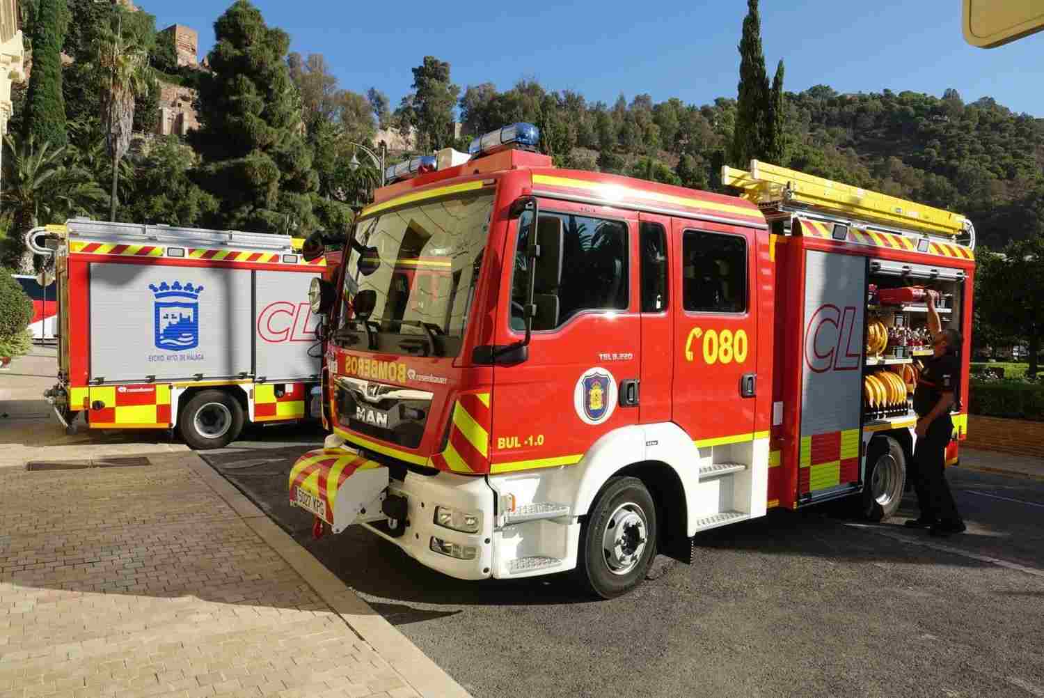 Desalojan cinco bloques en Manilva por un incendio en un aparcamiento