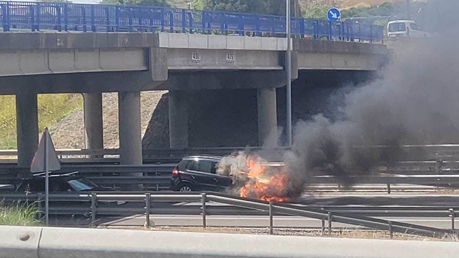 Arde un vehículo en la A-7 de San Roque