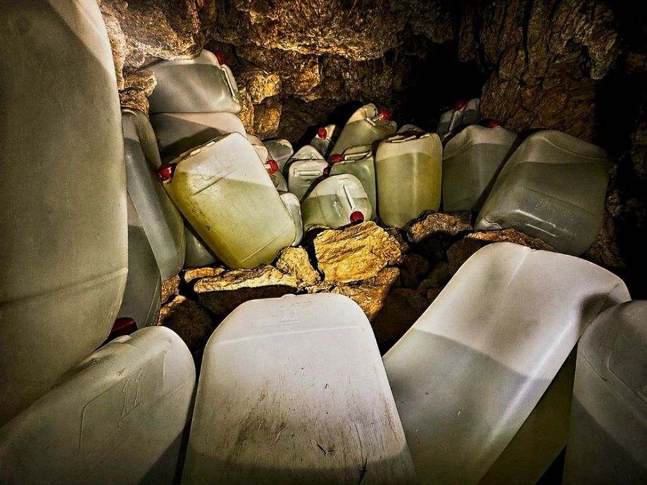 La Policía de Gibraltar incauta 1.750 litros de gasolina almacenados ilegalmente en Upper Rock