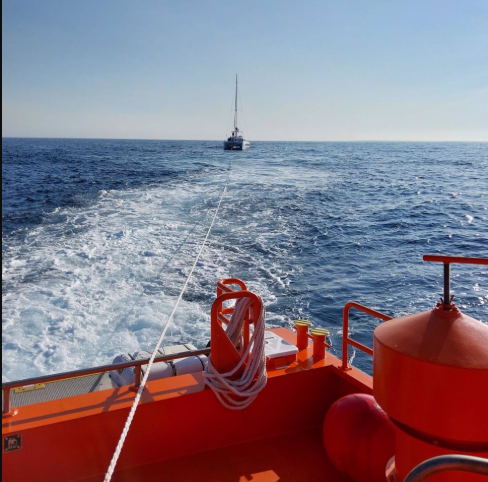 Remolcan hasta el puerto de Barbate a un catamarán tras una interacción con orcas