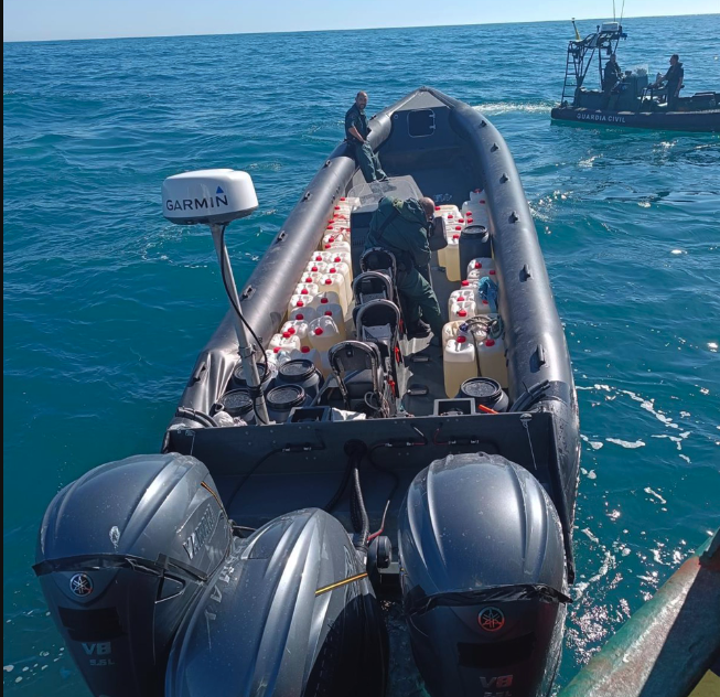 Intervenida una embarcación recreativa y quince fardos de hachís en las costas de Barbate