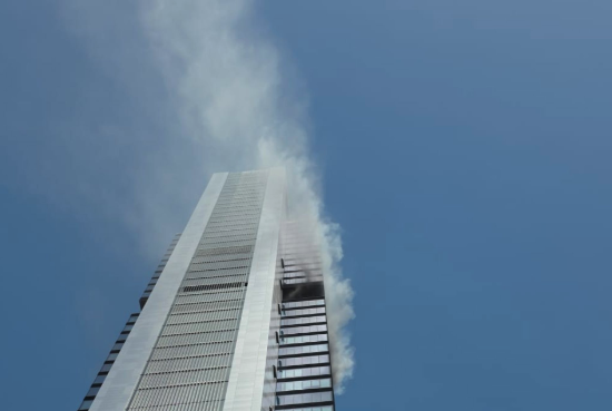 Extinguido el incendio en la torre Moeve de Madrid que había obligado a desalojar el edificio
