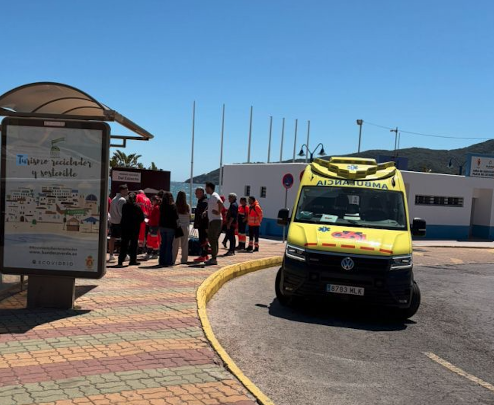 Trasladado al hospital un joven de 23 años tras ser reanimado por una parada cardiorrespiratoria en Getares