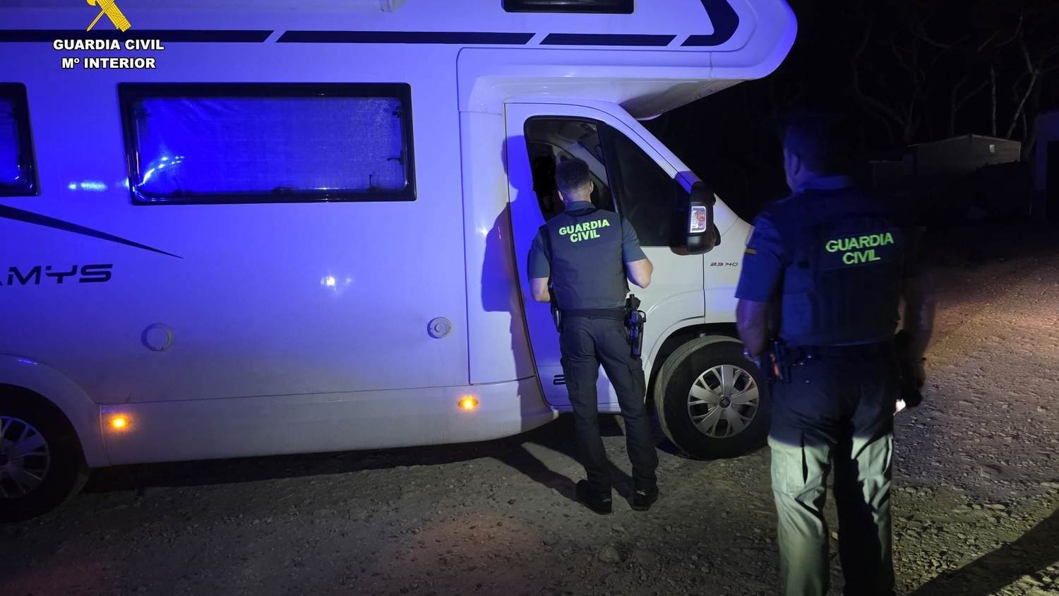 Desalojadas 78 autocaravanas asentadas ilegalmente en el paraje de Los Lances