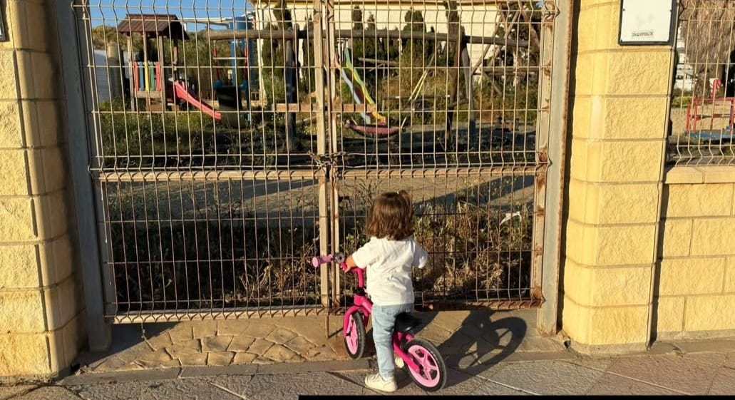 Familias de Tarifa piden una solución inmediata para el parque infantil del Paseo Marítimo tras más de un año cerrado