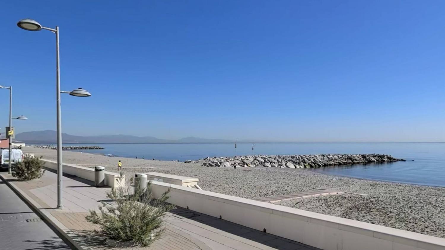 Gibraltar asegura que no hay indicios de aguas residuales en Eastern Beach tras el vertido de La Línea